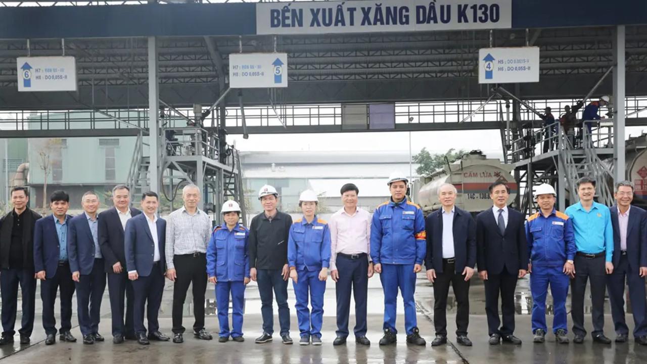 Tổng giám đốc Petrolimex Lưu Văn Tuyển kiểm tra công tác đảm bảo nguồn hàng Tết Bính Ngọ tại Xí nghiệp KVXD K130