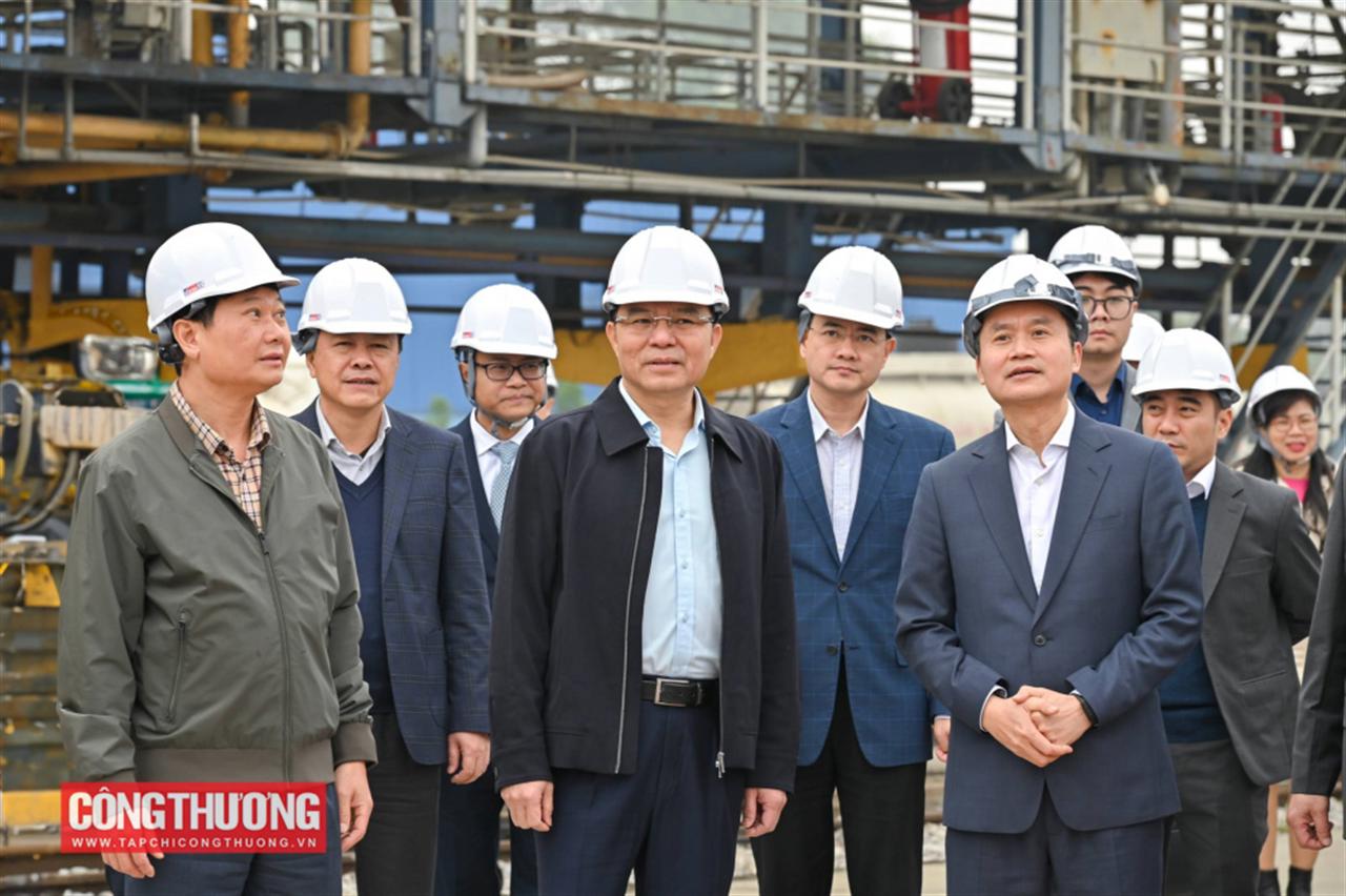 Quyền Bộ trưởng Lê Mạnh Hùng: Bảo đảm nguồn cung xăng dầu ổn định, liên tục trước, trong và sau Tết