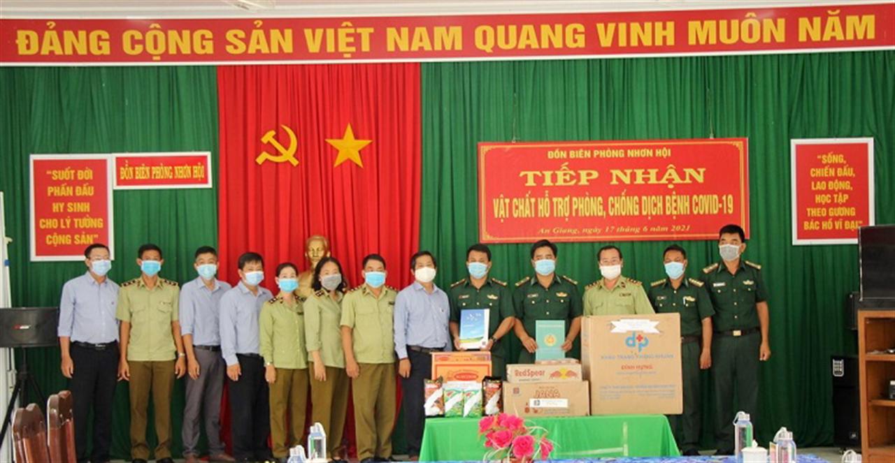 Cục QLTT An Giang và Petrolimex An Giang thăm, động viên chiến sĩ Biên phòng