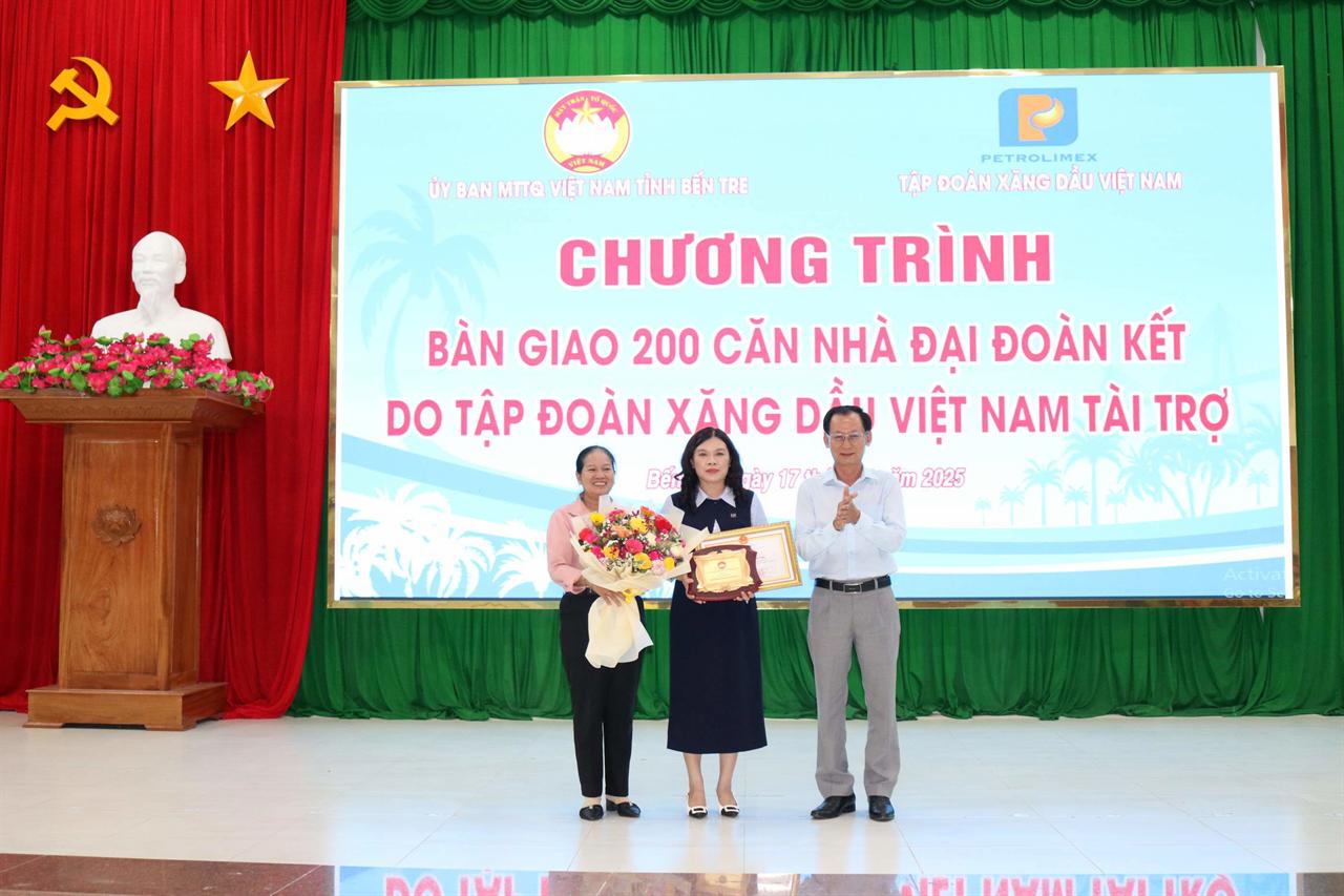 Petrolimex bàn giao 200 căn nhà Đại đoàn kết cho hộ nghèo tại tỉnh Bến Tre