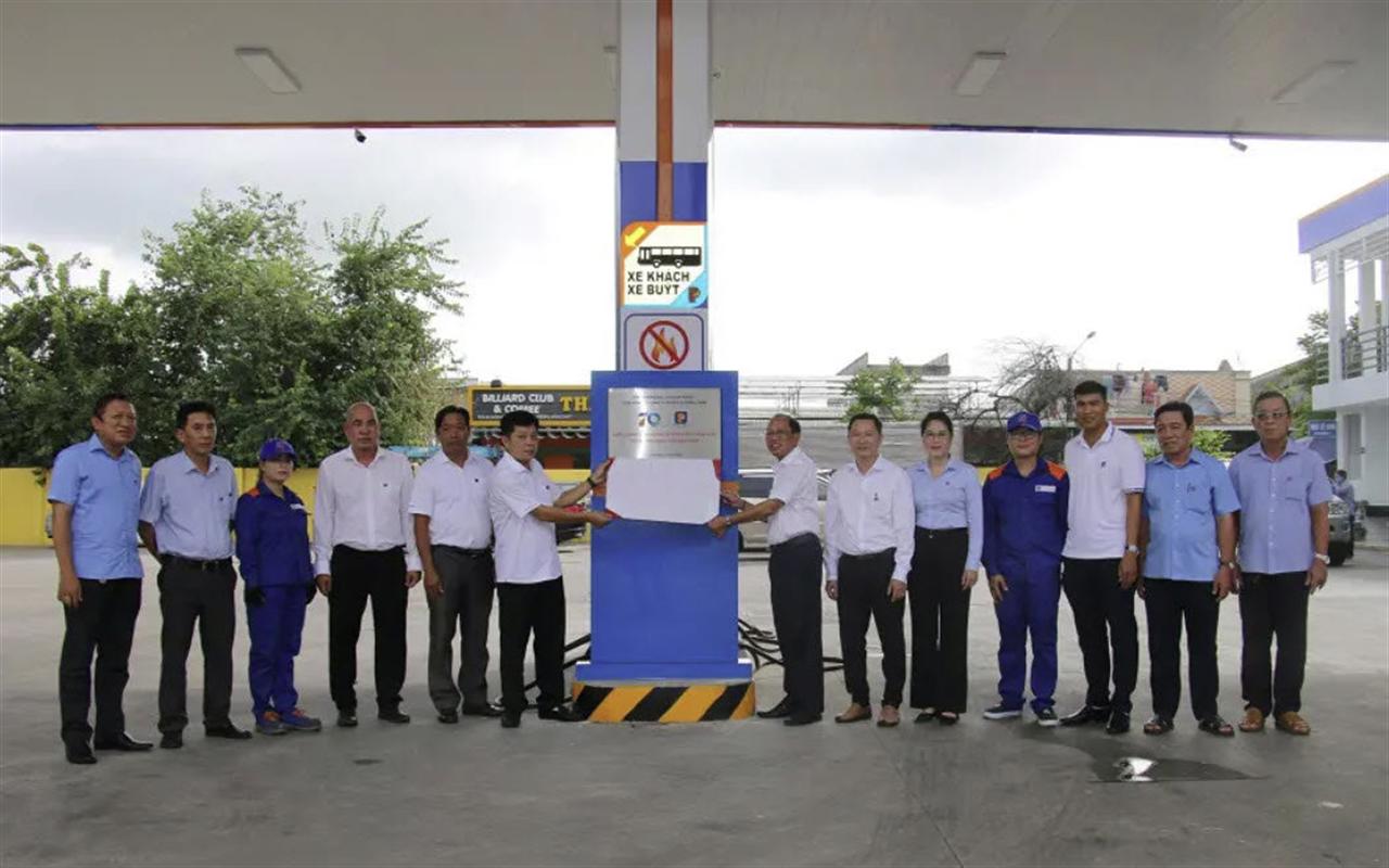 Petrolimex Đồng Tháp gắn biển công trình kỷ niệm 70 năm thành lập Tập đoàn Xăng dầu Việt Nam