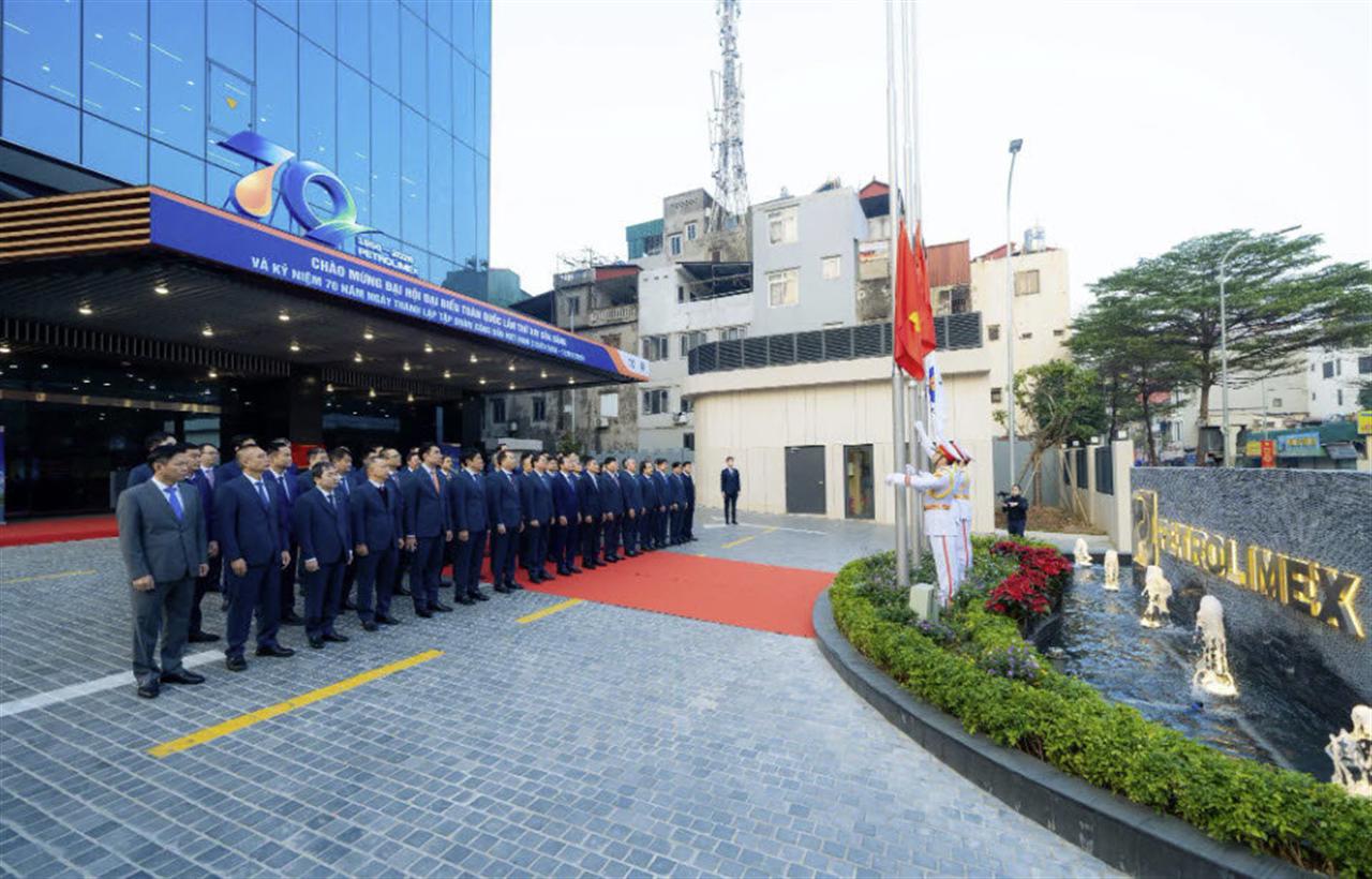 Trang nghiêm Lễ Thượng cờ và Gắn biển công trình chào mừng 70 năm Petrolimex tại Trụ sở số 01 Khâm Thiên