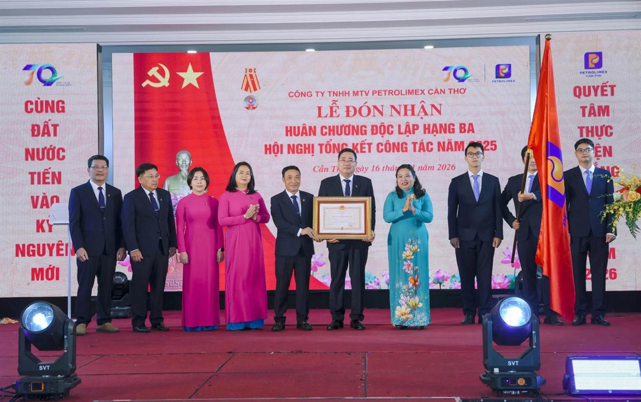 Petrolimex Cần Thơ đón nhận Huân chương độc lập hạng Ba và tổ chức Tổng kết công tác năm 2025