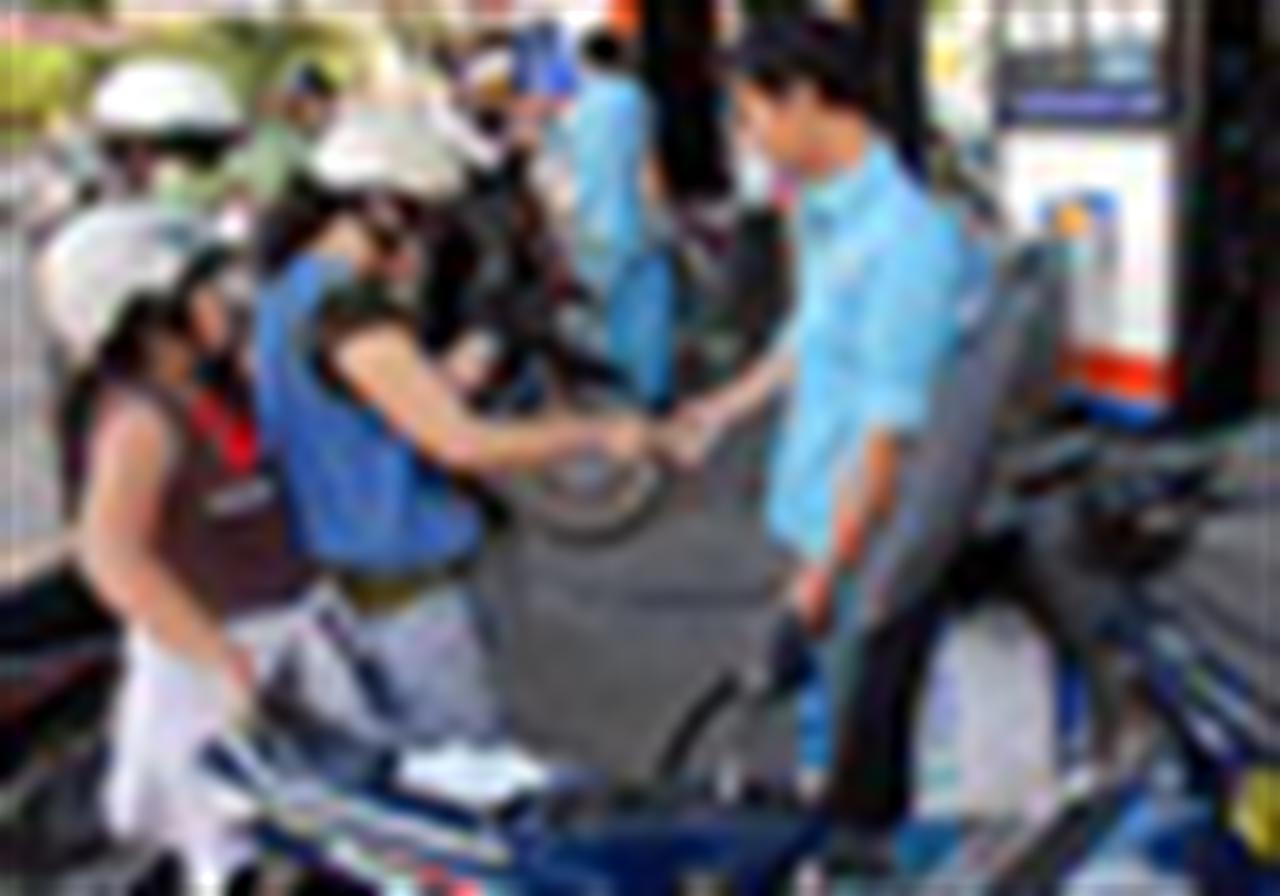 Vì sao không giảm hoặc tạm dừng trích quỹ bình ổn xăng dầu?