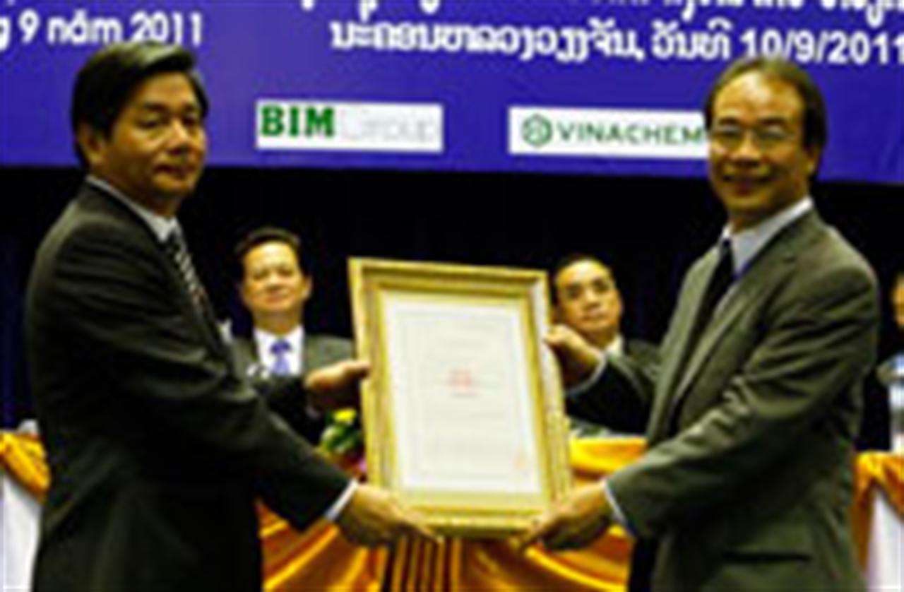 Tổng công ty Xăng dầu Việt Nam nhận giấy phép đầu tư tại Lào