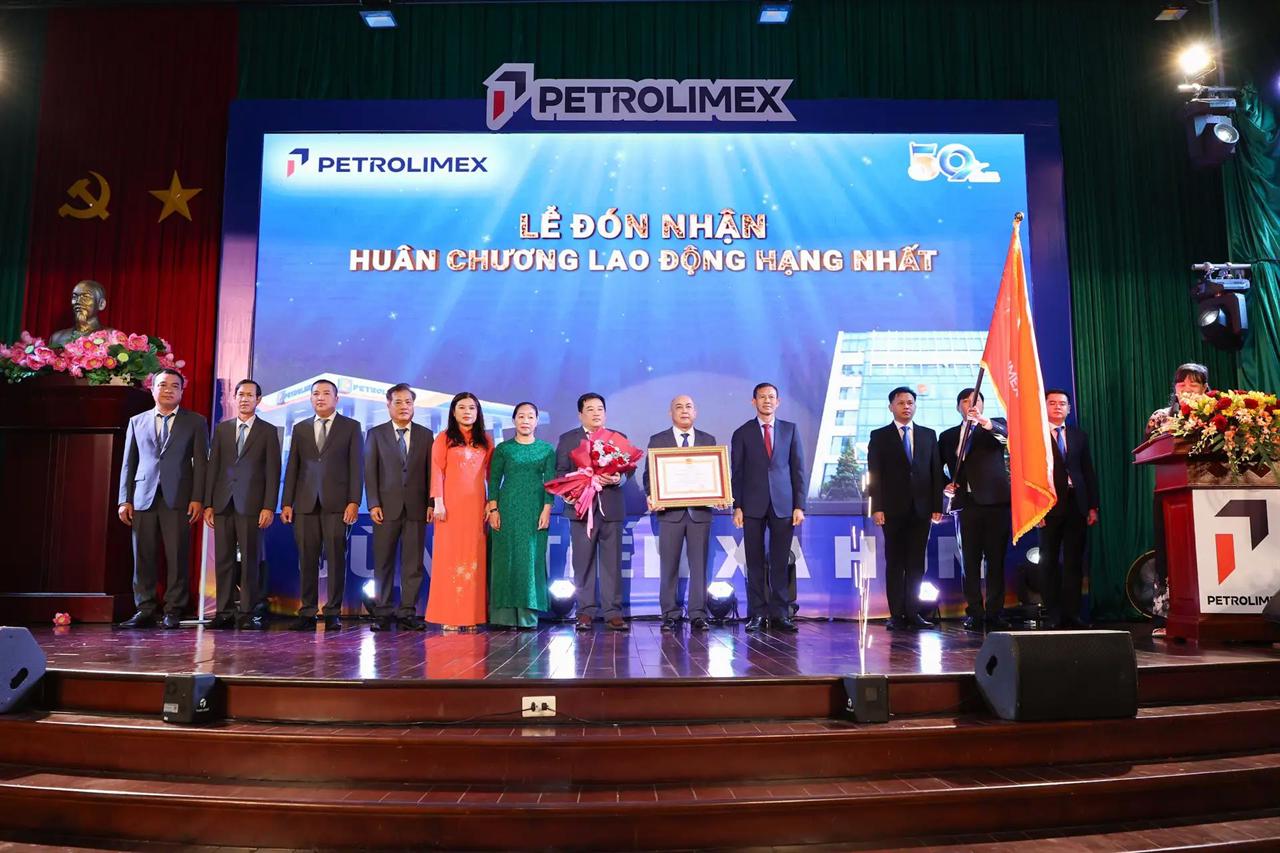 Petrolimex Vĩnh Long đón nhận Huân chương Lao động Hạng Nhất tại lễ kỷ niệm 50 năm ngày thành lập