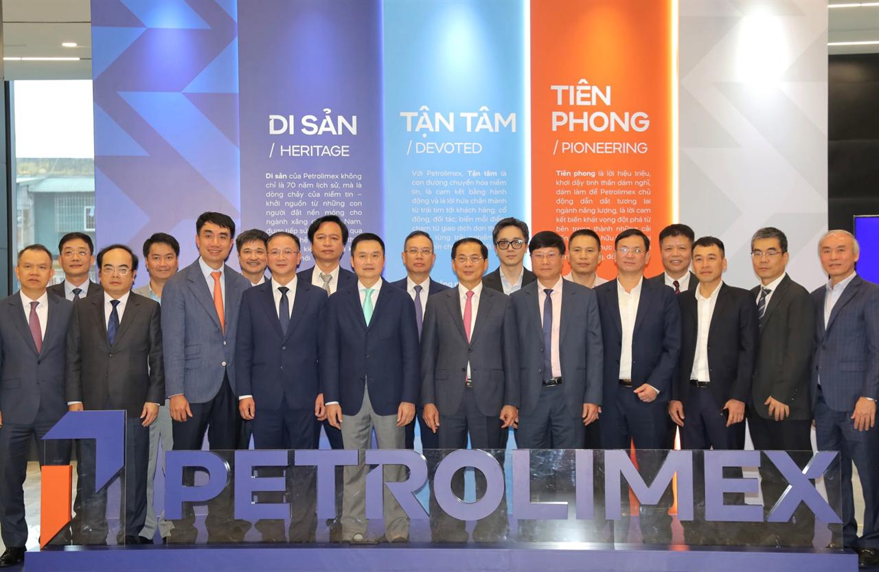 Phó Thủ tướng Bùi Thanh Sơn thăm và làm việc tại Petrolimex nhân dịp khai xuân Bính Ngọ 2026
