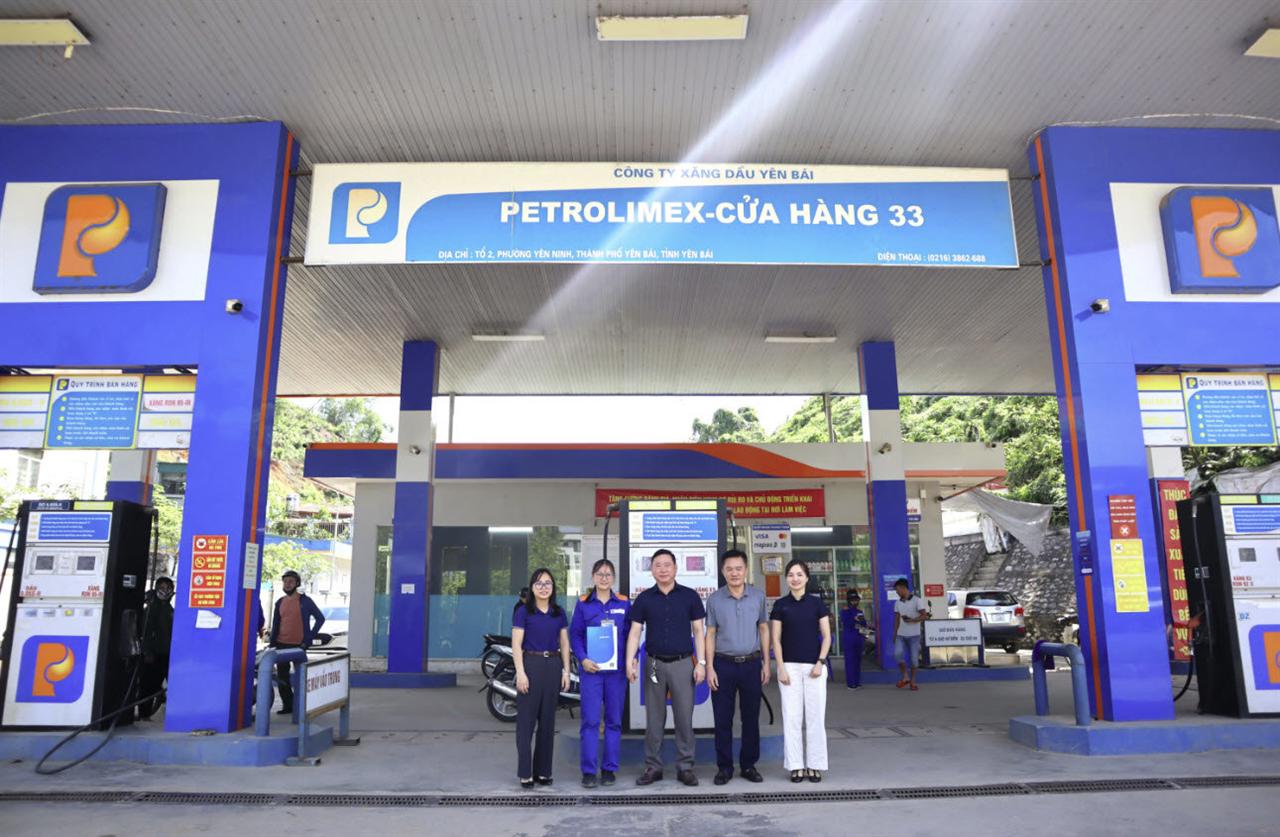 Nhân viên CHXD số 33 - Petrolimex Yên Bái nhặt được của rơi trả lại người mất