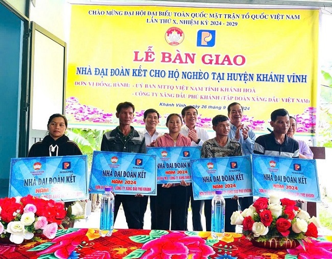 Bàn giao 100 căn nhà Đại đoàn kết cho hộ nghèo tại huyện Khánh Vĩnh