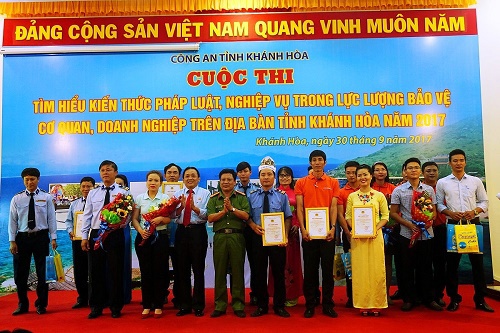 Đạt giải Nhì Cuộc thi tìm hiểu kiến thức pháp luật, nghiệp vụ trong lực lượng bảo vệ cơ quan, doanh nghiệp trên địa bàn tỉnh Khánh Hòa năm 2017