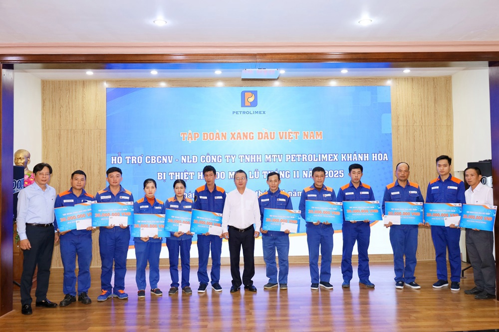 Petrolimex san sẻ cùng người lao động có hoàn cảnh đặc biệt khó khăn, bị thiệt hại nặng nề bởi mưa lũ