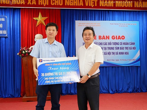 Trao tặng 30 giường cho người dân có hoàn cảnh đặc biệt khó khăn tại Trung tâm Bảo trợ xã hội và Công tác xã hội thị xã Ninh Hòa