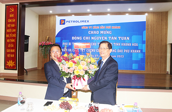 Chủ tịch UBND tỉnh Nguyễn Tấn Tuân dự lễ ra quân đầu xuân, chúc tết một số đơn vị