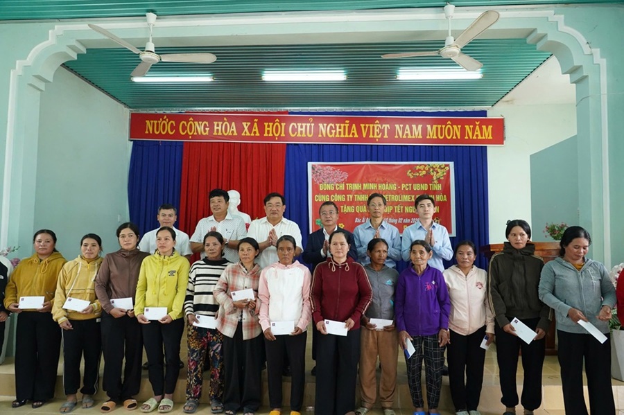 Phó Chủ tịch UBND tỉnh Khánh Hòa Trịnh Minh Hoàng trao quà Tết cho người dân 2 xã Bác Ái Đông và Bác Ái Tây