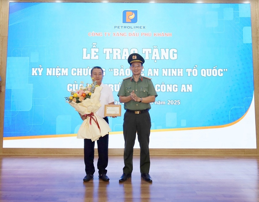 Trao tặng Kỷ niệm chương “Bảo vệ An ninh Tổ quốc” của Bộ trưởng Bộ Công an cho Chủ tịch kiêm Giám đốc Công ty Xăng dầu Phú Khánh