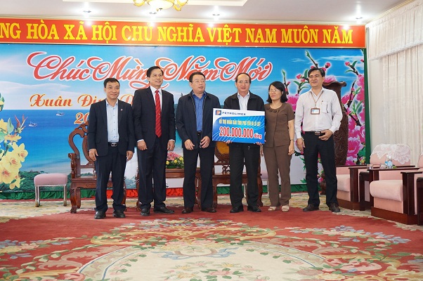 Chung tay, chia sẻ với đồng bào vùng lũ tỉnh Phú Yên