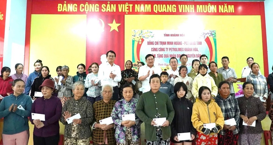 Phó Chủ tịch UBND tỉnh Trịnh Minh Hoàng thăm, tặng quà Tết tại 3 xã phía nam tỉnh