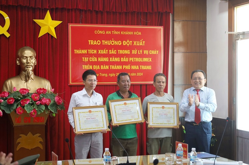 Tặng Bằng khen cho tập thể, cá nhân Petrolimex-Cửa hàng 02 về thành tích xuất sắc đột xuất, tiêu biểu trong tham gia chữa cháy
