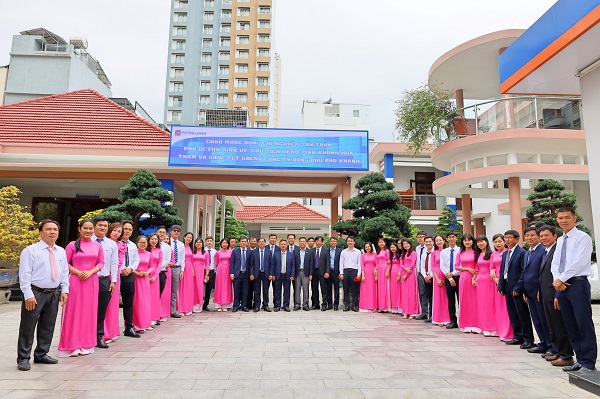 Chủ tịch UBND tỉnh đến thăm và chúc Tết Cán bộ Công nhân viên Công ty Xăng dầu Phú Khánh