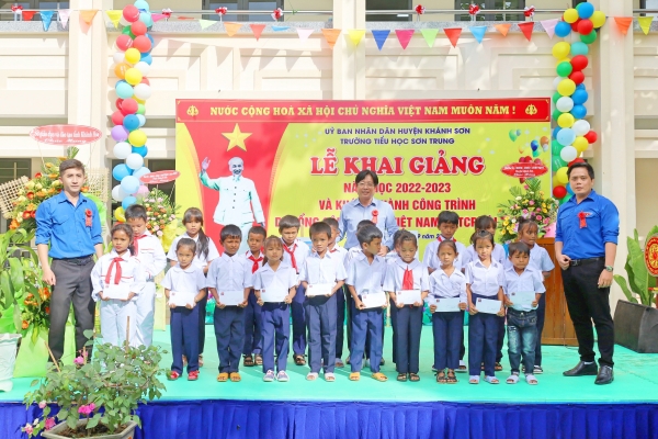 Petrolimex Khánh Hòa hỗ trợ kinh phí mua trang thiết bị và 20 suất học bổng cho trường Tiểu học Sơn Trung, huyện Khánh Sơn