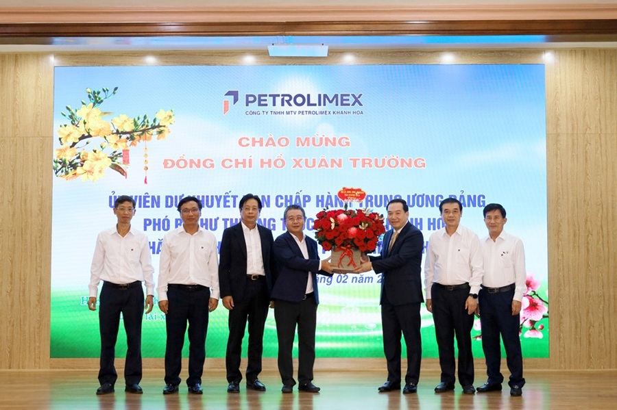 Đồng chí Hồ Xuân Trường – Ủy viên dự khuyết Ban Chấp hành Trung ương Đảng, Phó Bí thư Thường trực Tỉnh ủy Khánh Hòa đến thăm, chúc Tết Công ty TNHH MTV Petrolimex Khánh Hòa