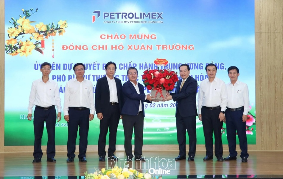 Phó Bí thư Thường trực Tỉnh ủy Hồ Xuân Trường thăm, động viên doanh nghiệp nhân dịp đầu năm mới