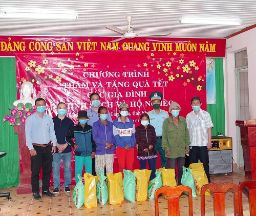 Trao tặng quà Tết cho các hộ gia đình chính sách, hộ nghèo xã Sơn Tân