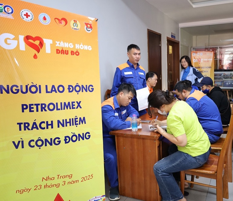 Phong trào “Giọt Xăng hồng – Giọt Dầu đỏ” tiếp tục được lan tỏa tại Petrolimex Khánh Hòa