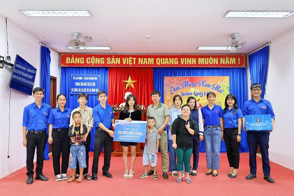 Thăm hỏi và tặng quà cho trẻ em có hoàn cảnh đặc biệt khó khăn tại Trung tâm Bảo trợ xã hội và Công tác xã hội thị xã Ninh Hòa