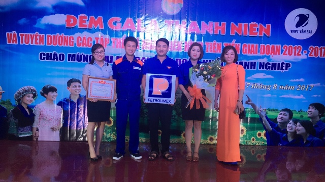 Chữ "P" tỏa sáng trên sân khấu thanh niên
