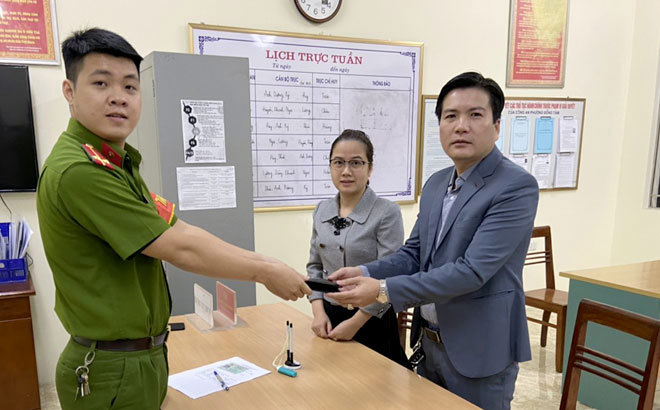 Cán bộ Công ty Xăng dầu Yên Bái nhặt được của rơi trả lại người mất