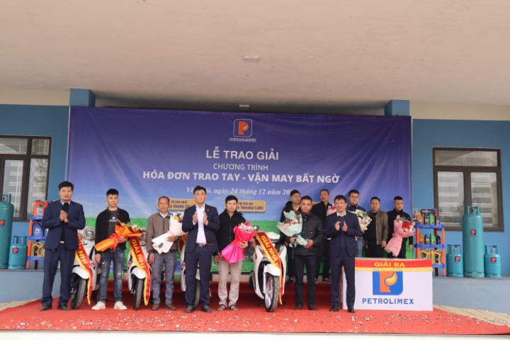 PLX Yên Bái trao thưởng chương trình “hóa đơn trao tay – vận may bất ngờ”