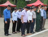 Dâng hương tưởng niệm các liệt sĩ tại Nghĩa trang Quốc Gia Vị Xuyên, Hà Giang