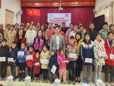 Tặng quà tết các gia đình khó khăn nhân dịp Tết Ất Tỵ 2025