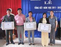 Petrolimex Hà Giang và PLC tặng quà ngày 1-6