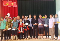 Tặng quà các hộ gia đình có hoàn cảnh khó khăn tại huyện Bắc Mê