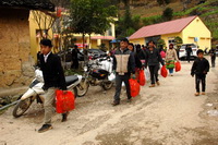 Đồng hành cùng bà con dẻo cao Đồng Văn, Hà Giang khi Tết đến Xuân về