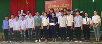 Tặng quà cho học sinh nhân dịp khai giảng năm học mới