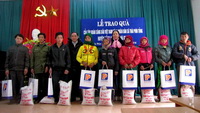 Tặng quà tết hộ nghèo huyện Đồng Văn