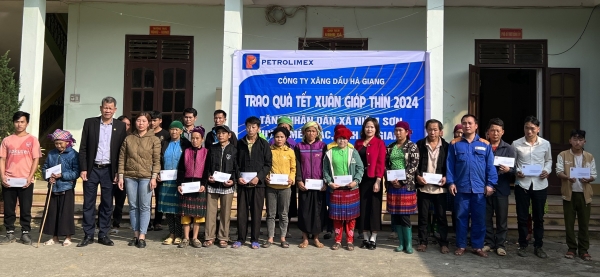 Tặng quà gia đình chính sách, hộ nghèo nhân dịp Tết nguyên đán 2024