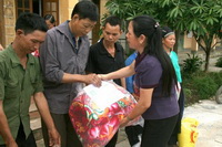 Hỗ trợ đồng bào bị thiệt hại do mưa lũ