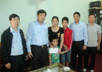 Thăm hỏi, tặng quà gia đình có CBCNV bị tai nạn lao động