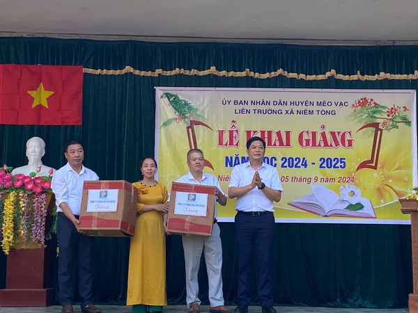 Trao quà tặng nhân dịp khai giảng năm học mới