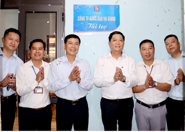 Bàn giao nhà lưu trú cho học sinh Trường PTDTBT Tiểu học Niêm Tòng