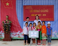 Trao yêu thương đón chào năm học mới