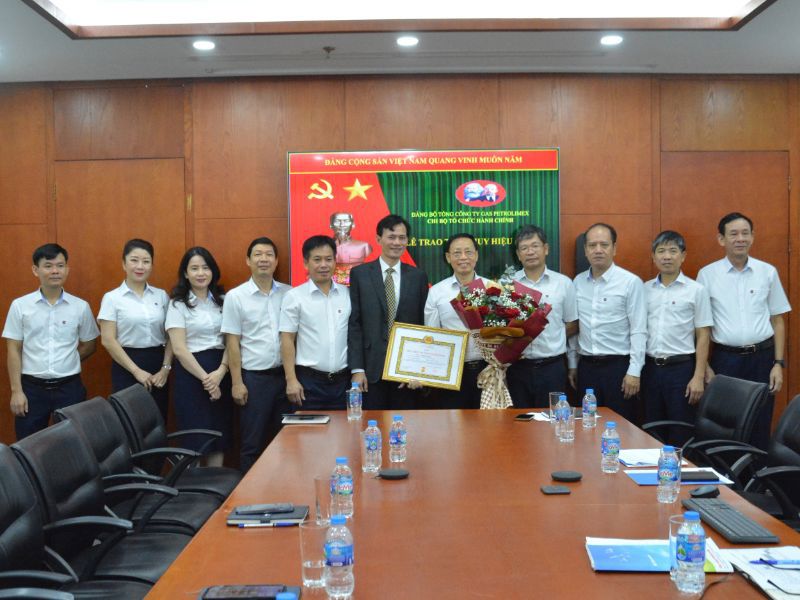 Lễ trao tặng huy hiệu 30 năm tuổi Đảng cho đồng chí Doãn Duy Đạo