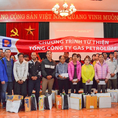PGC thăm hỏi và tặng quà các hộ gia đình chính sách xã Tú Sơn, tỉnh Hòa Bình