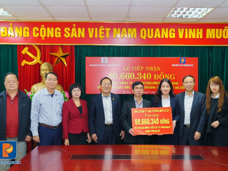Tổng Công ty Gas Petrolimex trao tặng 60.660.340 VNĐ cho nạn nhân chất độc da cam/ Dioxin