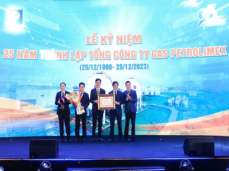 Đánh dấu hành trình 25 năm Sáng mãi lửa xanh