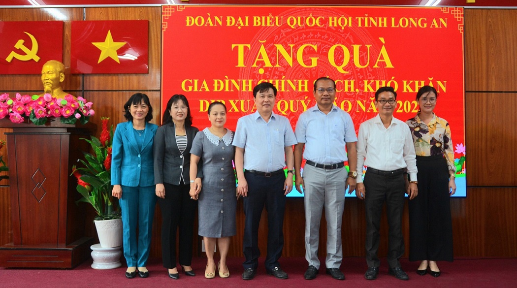 Trao nhà tình thương, quà Tết tặng gia đình chính sách và trẻ mồ côi tại thị trấn Cần Giuộc